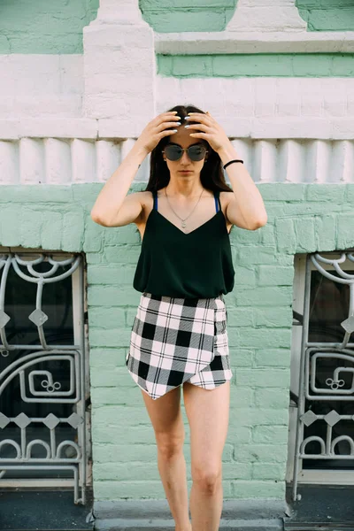 Sexy girl in a T-shirt and short shorts near the building — Stock Photo, Image