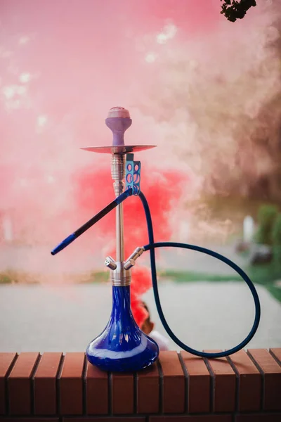 Shisha im Freien auf einem Hintergrund aus farbigem Rauch — Stockfoto