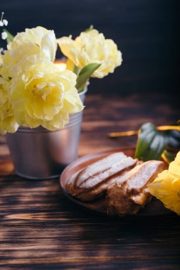 Ahşap arka planda laleli Choux keki.