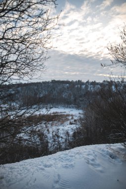 Akşamları kar altında kış parkı