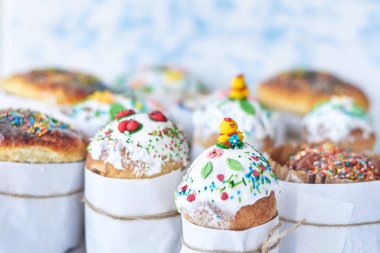 Beyaz ahşap zemin üzerinde Paskalya kek