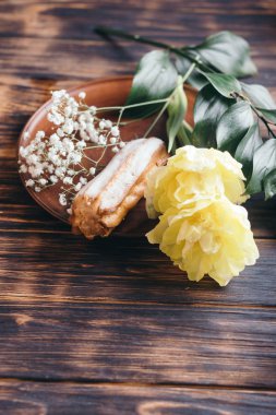 Ahşap arka planda laleli Choux keki.