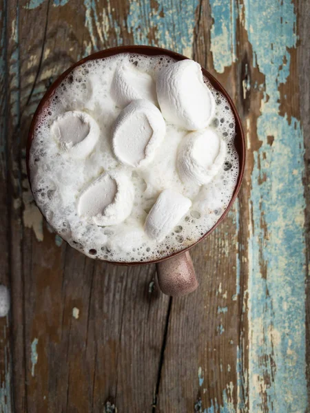 Cappuccino com marshmallows em uma xícara em um velho fundo de madeira. Ano Novo ainda vida — Fotografia de Stock