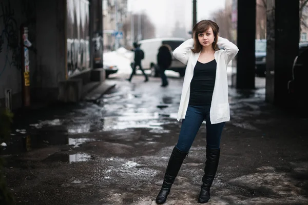 Girl in winter in a cardigan on a street in the city — Stock Photo, Image