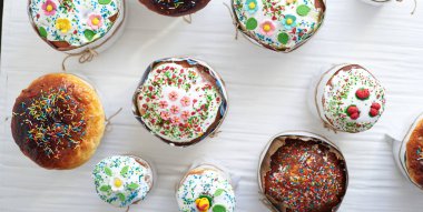 Beyaz ahşap zemin üzerinde Paskalya kek