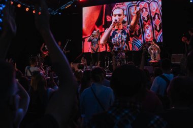 Cherkasy, Ukrayna cebinde güneşte 24 Ağustos 2018 grup tarafından konuşma.