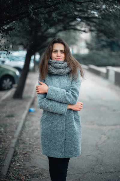 Mädchen im grauen Mantel im Winter in der Stadt — Stockfoto