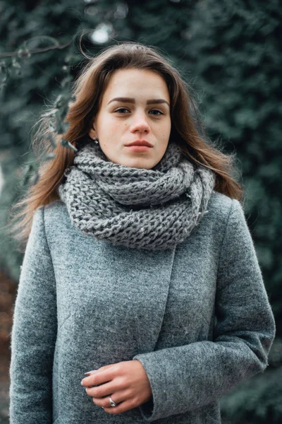 Girl in a gray coat in the winter in the city — Stock Photo, Image