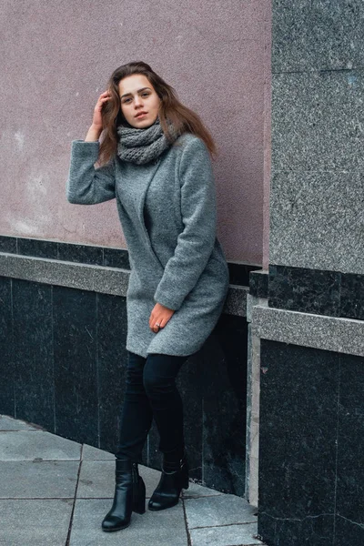 Chica con un abrigo gris en el invierno en la ciudad —  Fotos de Stock