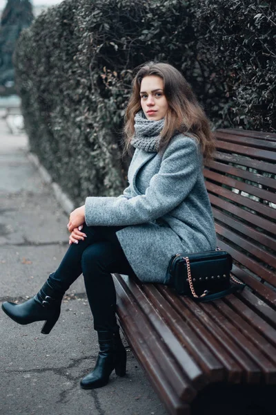 Chica con un abrigo gris en el invierno en la ciudad — Foto de Stock