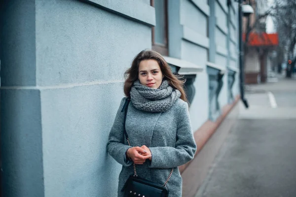 冬天穿灰色外套的女孩在城里 — 图库照片