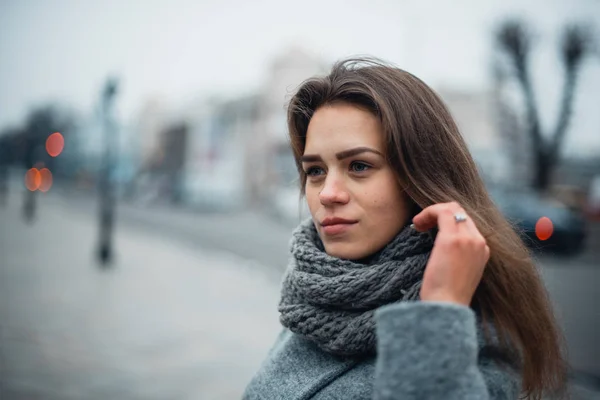 Menina em um casaco cinza no inverno na cidade — Fotografia de Stock