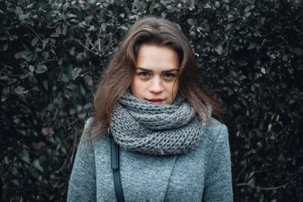 Girl in a gray coat in the winter in the city — Stock Photo, Image