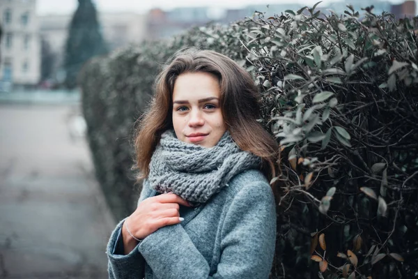 Girl in a gray coat in the winter in the city — Stock Photo, Image