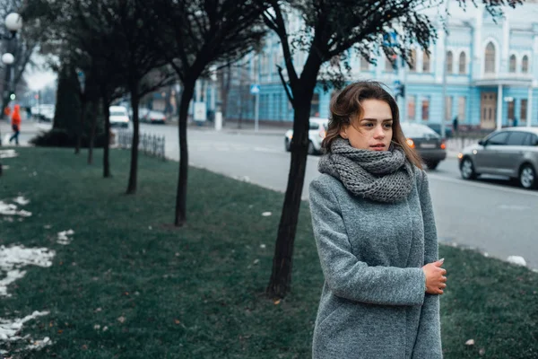 Dívka v šedém kabátě v zimě ve městě — Stock fotografie
