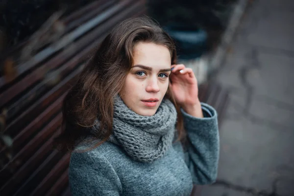 Girl in a gray coat in the winter in the city — Stock Photo, Image