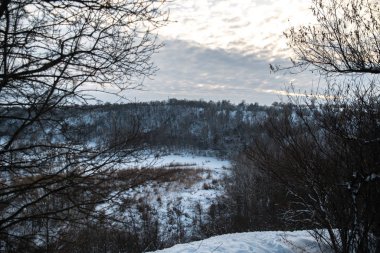 Akşamları kar altında kış parkı