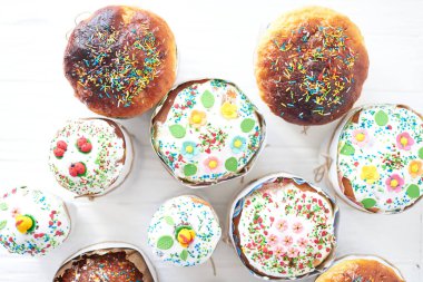 Beyaz ahşap zemin üzerinde Paskalya kek