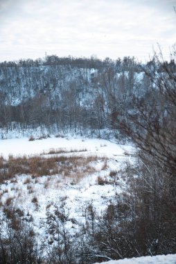 Akşamları kar altında kış parkı