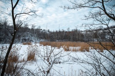 Akşamları kar altında kış parkı