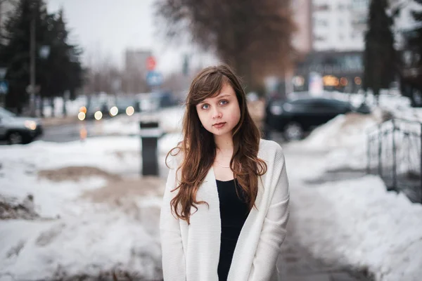 Lány télen egy kardigánban egy utcában a városban — Stock Fotó
