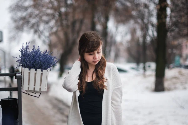 Menina no inverno em um casaco de lã em uma rua na cidade — Fotografia de Stock