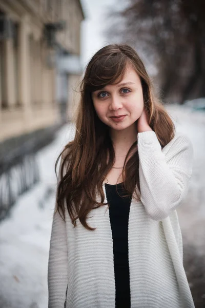 Girl in winter in a cardigan on a street in the city — Stock Photo, Image