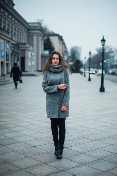 街の冬の灰色のコートの少女 — ストック写真