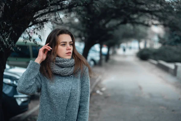 Flicka i grå rock på vintern i staden — Stockfoto