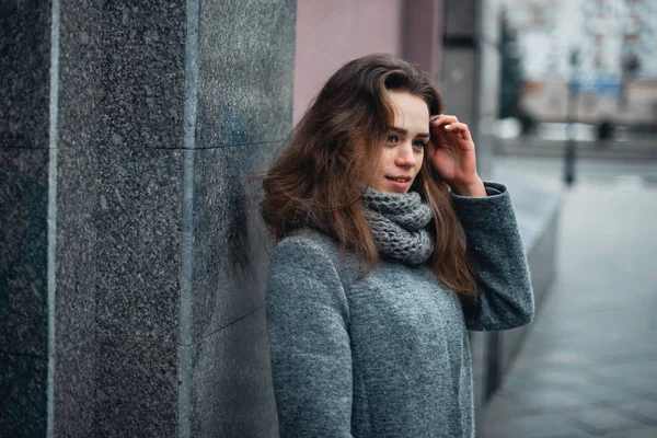 Menina em um casaco cinza no inverno na cidade — Fotografia de Stock