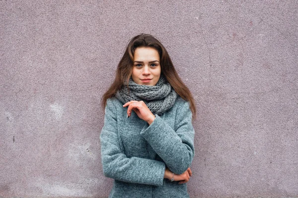 Menina em um casaco cinza no inverno na cidade — Fotografia de Stock