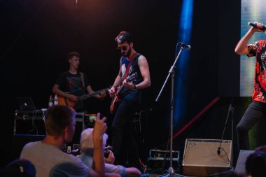 Cherkasy, Ukrayna cebinde güneşte 24 Ağustos 2018 grup tarafından konuşma.