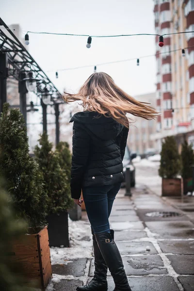 Menina no inverno em um casaco de lã em uma rua na cidade — Fotografia de Stock