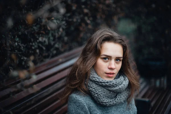 Ragazza in un cappotto grigio in inverno in città — Foto Stock