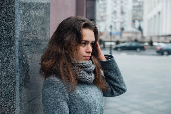 Girl in a gray coat in the winter in the city — Stock Photo, Image