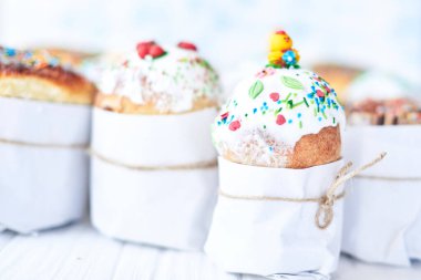 Beyaz ahşap zemin üzerinde Paskalya kek