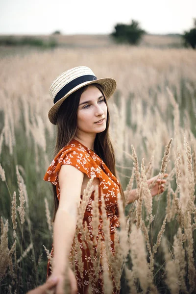 Suivez-moi. Fille tient la main dans le champ ensoleillé d'été — Photo