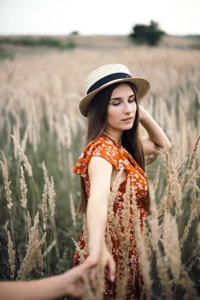 Sígueme el cuadro. Chica toma de la mano en verano campo soleado —  Fotos de Stock