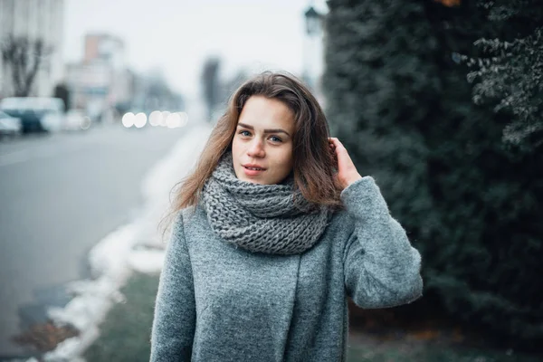 Girl in a gray coat in the winter in the city — 스톡 사진