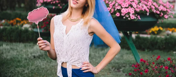 Chica en un vestido azul en un día de verano en una despedida de soltera —  Fotos de Stock