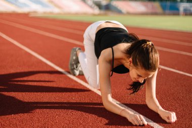 Kız sporcu, basında egzersiz tahtası yapıyor.