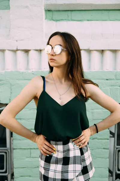 Sexy girl in a T-shirt and short shorts near the building — Stock Photo, Image