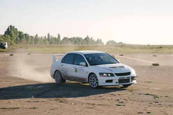 10 Ekim 2018 tarihinde Ukrayna'nın Cherkasy kentinde üretim otomobilleri rallisi. Ücretsiz giriş — Stok fotoğraf