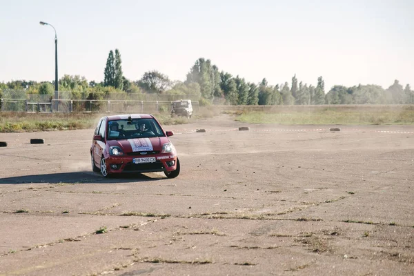 10 Ekim 2018 tarihinde Ukrayna'nın Cherkasy kentinde üretim otomobilleri rallisi. Ücretsiz giriş — Stok fotoğraf