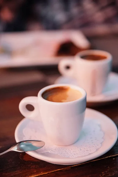 暗い木の背景のカフェでアメリカのコーヒーのカップ — ストック写真