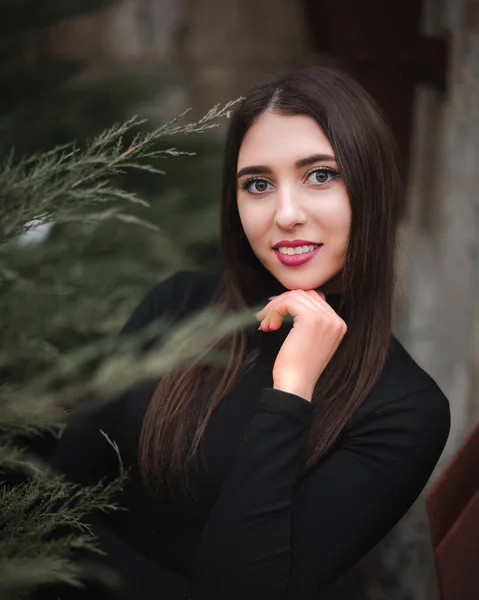 Tiroteio urbano na rua. Menina em um fundo texturizado na cidade — Fotografia de Stock