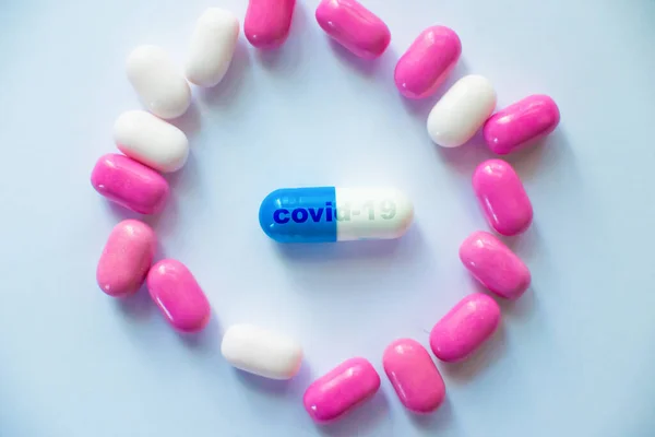 Colored pills close-up. Coronavirus vaccine concept macro — Stock fotografie