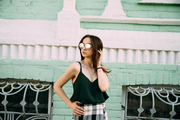 Menina sexy em uma camiseta e shorts curtos perto do edifício — Fotografia de Stock