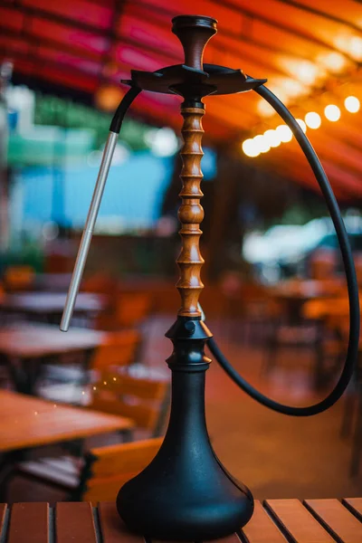 Стильний дерев'яний кальян ввечері на літній терасі в кафе — стокове фото