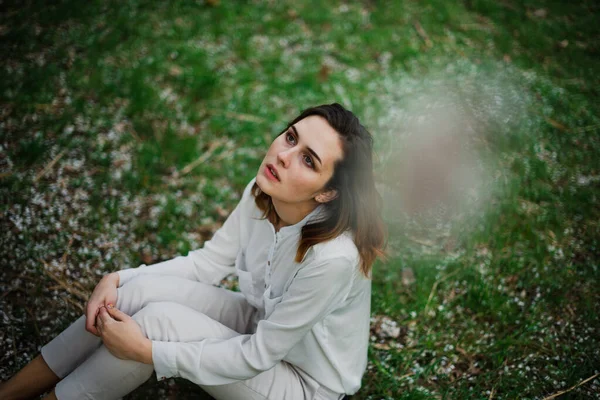 Bella ragazza sta riposando e godendo la primavera nel parco primaverile — Foto Stock